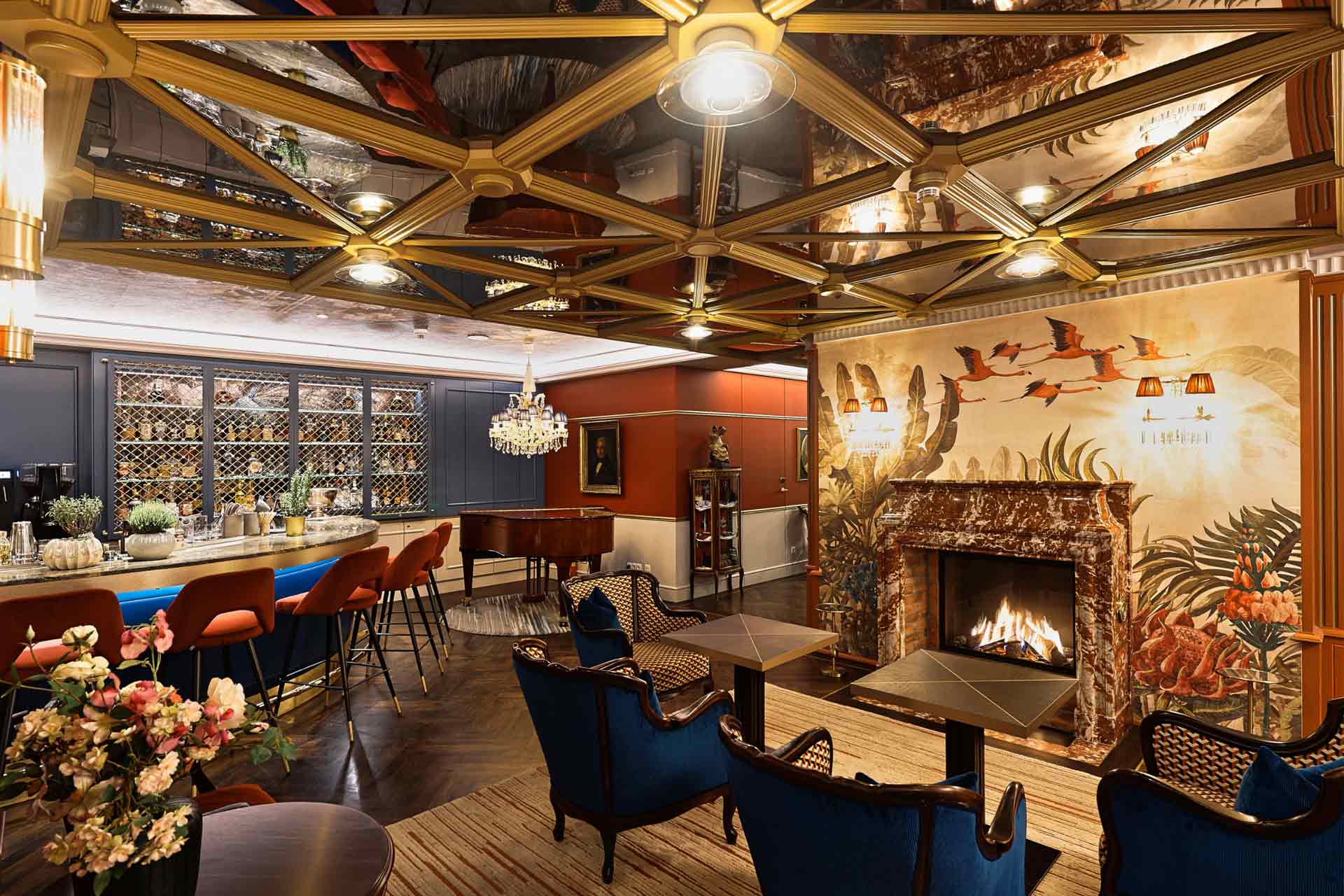 Hospitality-Interior mit Bar und Kamin